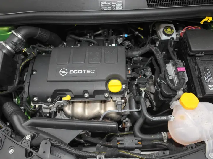 Silnik Opel Meriva 1.7 CDTI z widocznym napisem ECOTEC, akumulatorem i zbiorniczkiem płynu chłodniczego.