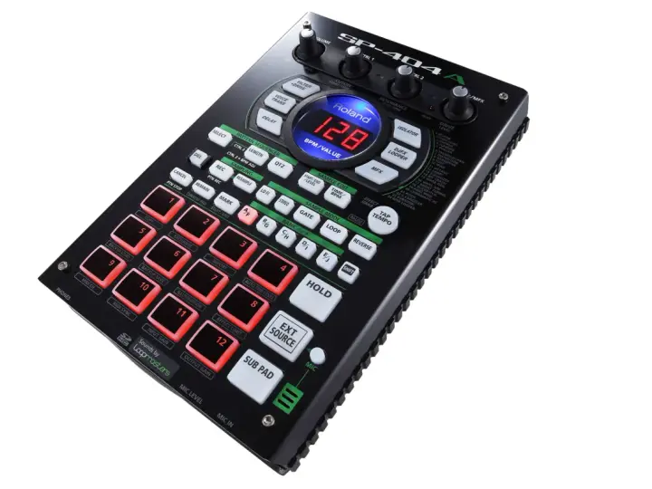 Roland SP-404 A, sampler z 12 podświetlanymi padami, idealny do tworzenia bitów i pętli.