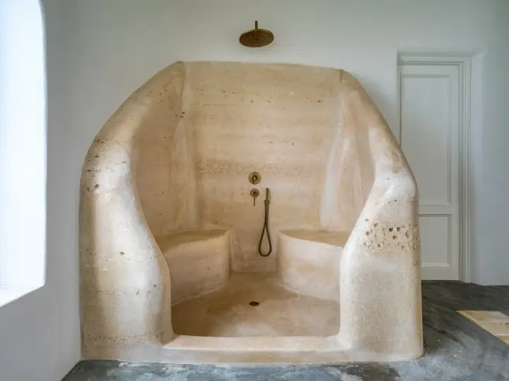 Douche à l'italienne en résine sculptée, avec bancs intégrés. Un inconvénient : le nettoyage peut être délicat.