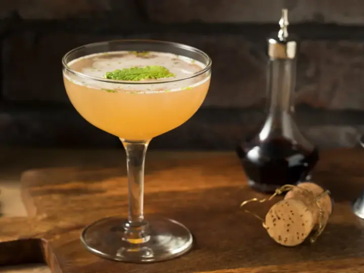 Orzeźwiający, old cuban drink z miętą, gotowy do degustacji.