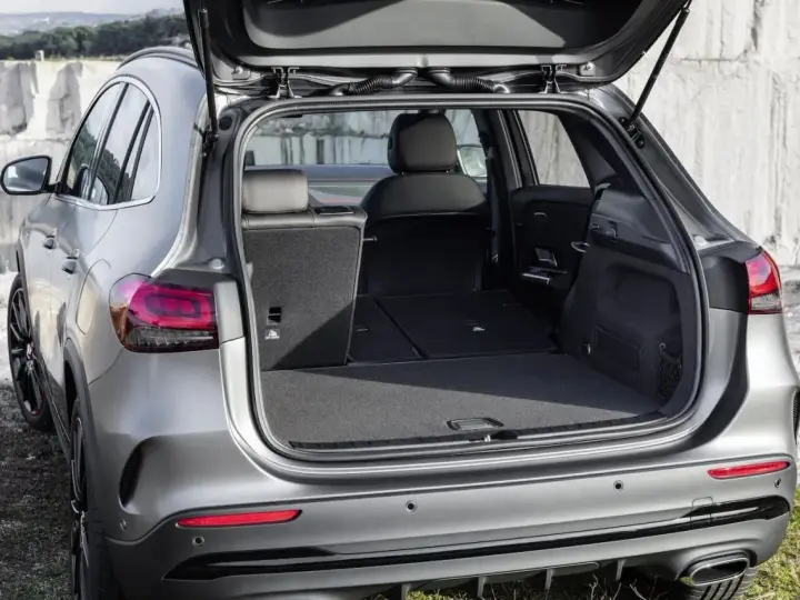 Otwarty bagażnik Mercedes GLA, gotowy na wakacyjne wyjazdy. Dużo miejsca na bagaże i sprzęt sportowy.