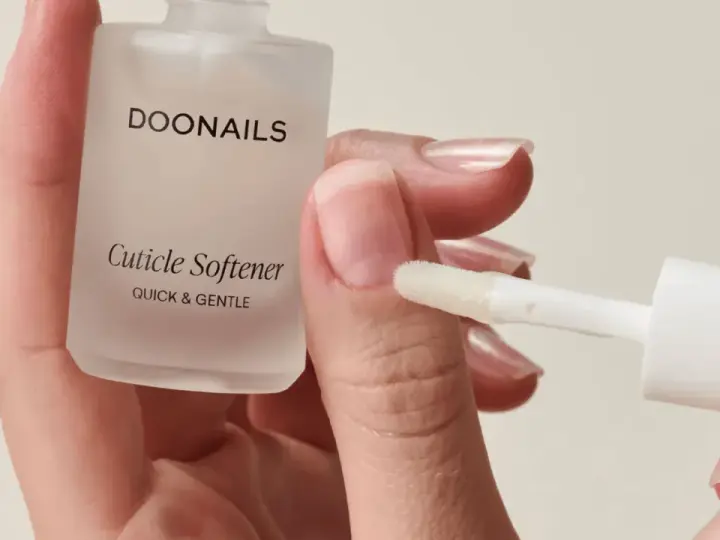 Mani curate con il Cuticle Softener DOONails: scopri come rimuovere le cuticole in modo naturale per unghie perfette.