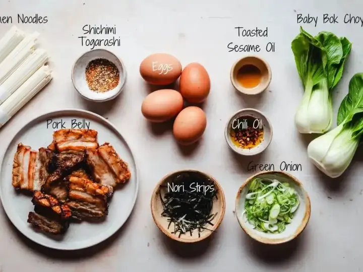 Składniki do shoyu ramen: makaron, boczek, jajka, pak choi, nori, cebulka, shichimi togarashi, olej sezamowy i chili.