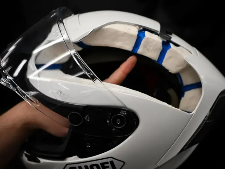 Kask poliwęglan czy włókno szklane - który wybór zapewni lepszą ochronę?