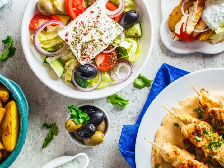 Pyszne souvlaki, sałatka grecka, pieczone ziemniaki i oliwki – to idealne smaki, co przywieźć z Cypru do jedzenia.