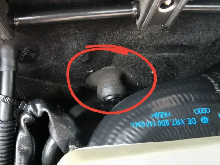 Czujnik ESP Audi A4 B6 znajduje się pod dywanikiem, blisko węży.