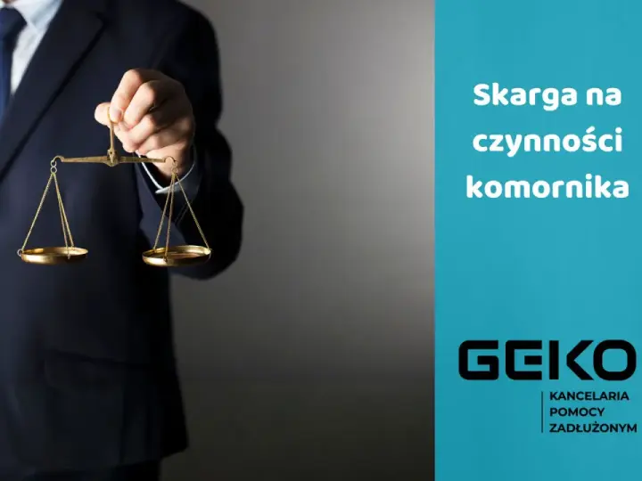 Prawnik w garniturze trzyma wagę sprawiedliwości. Tekst: "Skarga na czynności komornika". Pomoc w ograniczeniu zajęcia komorniczego.