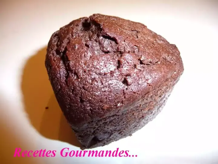 Un délicieux muffin chocolat, tout juste sorti du four, avec une texture moelleuse et un goût intense. Parfait pour une pause gourmande.