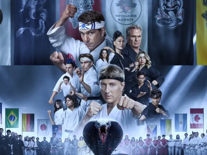 Elenco de Cobra Kai, con Daniel LaRusso y Johnny Lawrence al frente, rodeados de estudiantes y el logo de la cobra. Las canciones de Cobra Kai resuenan en esta imagen.