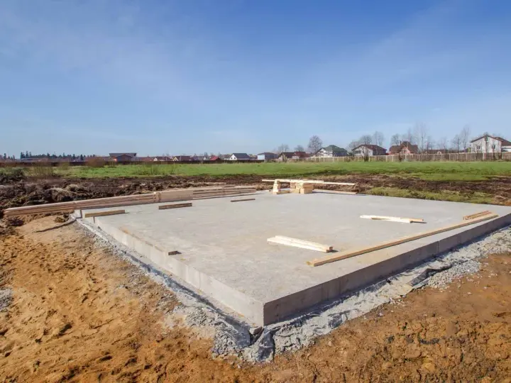 Płyta fundamentowa koszt budowy domu. Betonowa płyta fundamentowa na placu budowy, przygotowana pod dom.