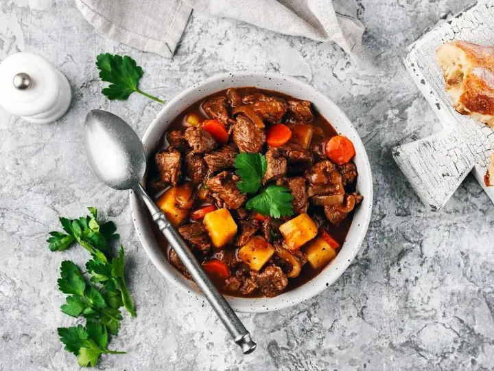 En mustig gryta med mört kött, potatis och morötter, perfekt till ett glas vin till boeuf bourguignon.