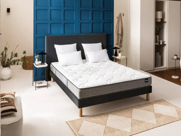 Un matelas Bultex, avec ses avantages de confort et ses inconvénients potentiels, est présenté dans une chambre moderne.