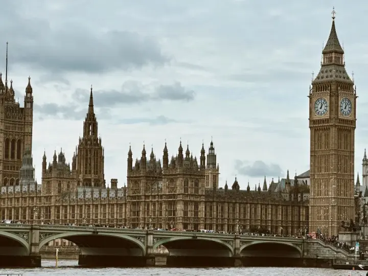Pałac Westminsterski i Big Ben to ikony, które koniecznie trzeba zobaczyć w Londynie. Most Westminsterski pełen ludzi.