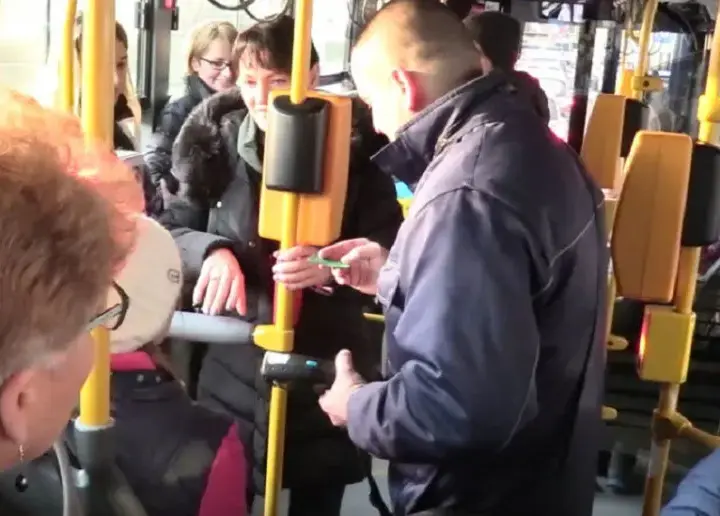 Ile zarabia kontroler biletów PKP? Zaskakujące fakty o wynagrodzeniu