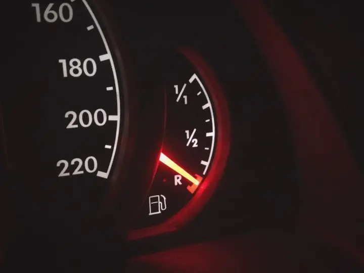 Wskaźnik paliwa na desce rozdzielczej pokazuje niski poziom. To może być objaw za niskiego poziomu paliwa w gaźniku.