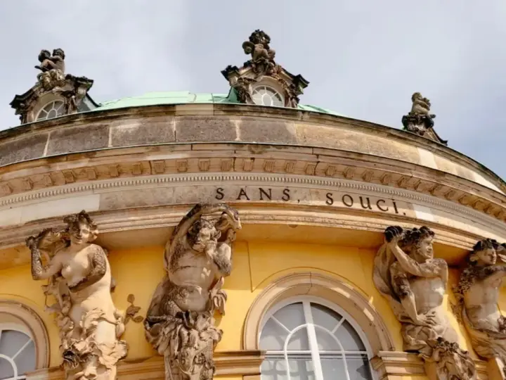 Sanssouci Palast in Potsdam: Was kann man in Potsdam machen? Statuen und Architektur bestaunen.
