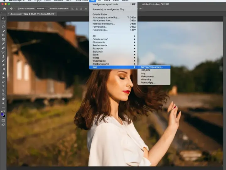 W Photoshopie, w menu Filtr, pod "Inne" znajduje się opcja "Górnoprzepustowy". Dane EXIF są ukryte.