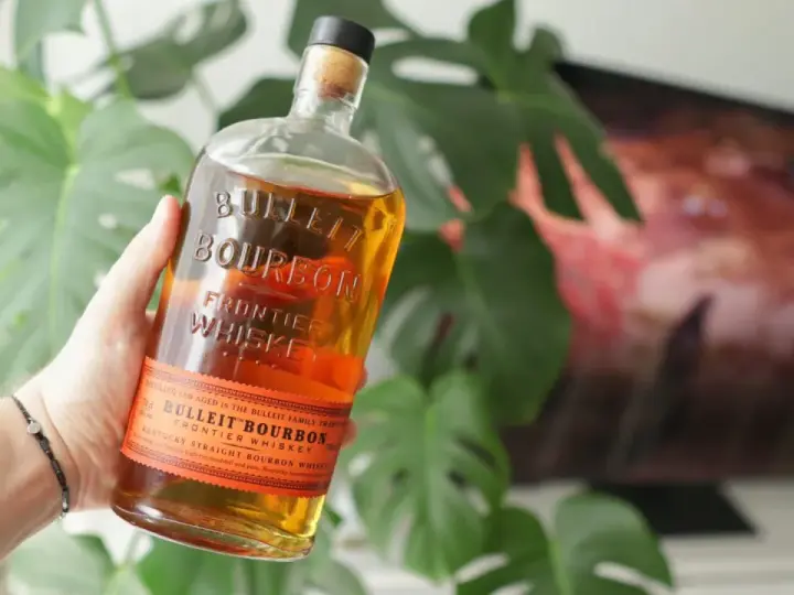 Bulleit Bourbon Frontier Whiskey, z czego jest zrobiony? Z kukurydzy i żyta, destylowany i starzony w tradycji rodziny Bulleit.