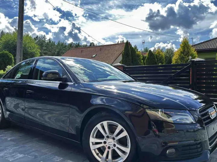 Czarne Audi A4 B8 2.0 TDI lśni w słońcu. Zastanawiasz się, ile oleju do Audi A4 B8 2.0 TDI potrzebujesz?