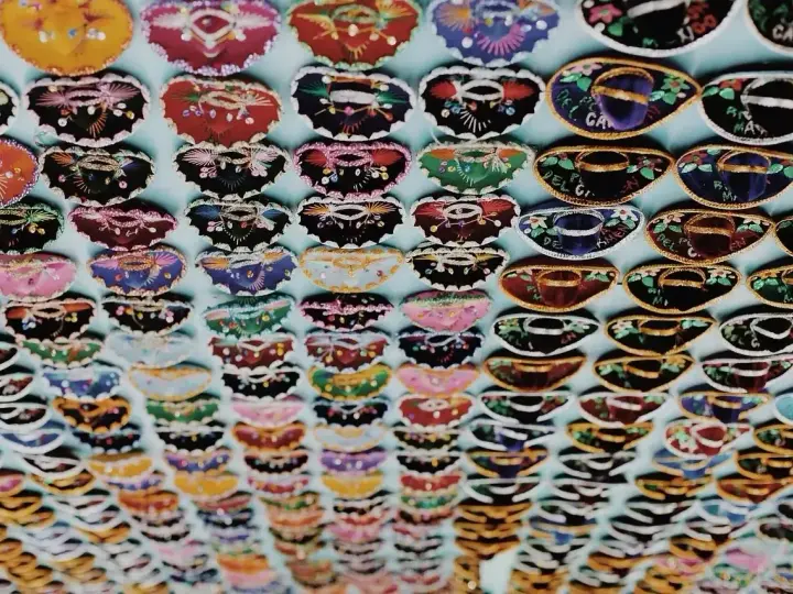 Kolorowe mini sombrero, idealne pamiątki, które warto przywieźć z Meksyku.