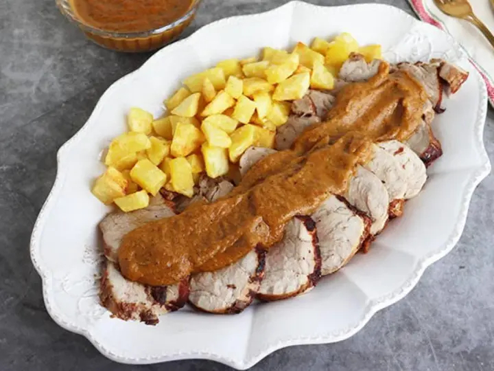 Delicioso solomillo a la cerveza, jugoso y tierno, acompañado de patatas fritas crujientes. Un plato principal que conquista paladares.