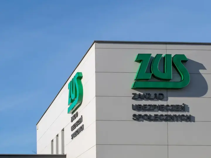 Budynek ZUS z zielonym logo. Tu dowiesz się, jak sprawdzić OFE zmarłego.