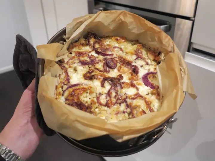 En nybakad paj med lök och ost, ett av hemligheterna i köket.