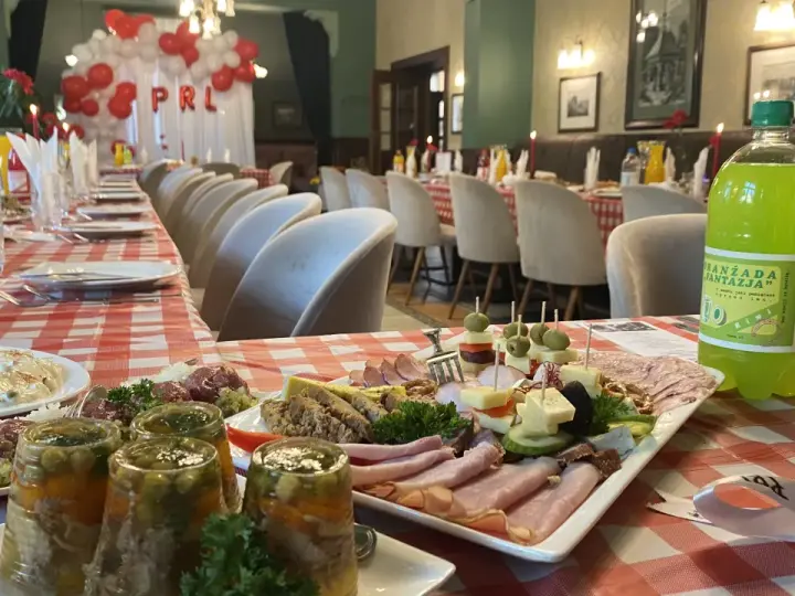 Impreza w stylu PRL kuchnia: Smaki, które przeniosą w czasie