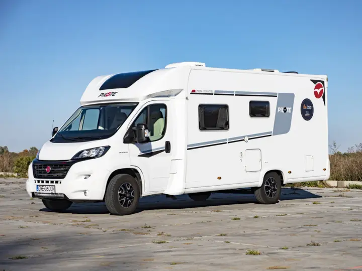 Biały kamper Pilote P726 Essentiel gotowy na przygodę. Idealny do podróżowania i odkrywania nowych miejsc.