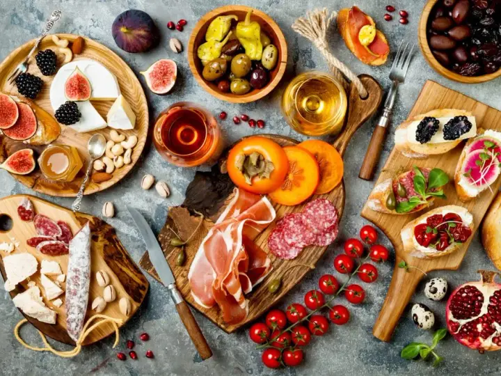 Impreza w stylu lat 80: smakowite menu, które zachwyci gości
