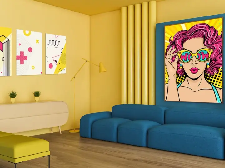 Salon w stylu pop art z kanapą i obrazem kobiety w okularach.