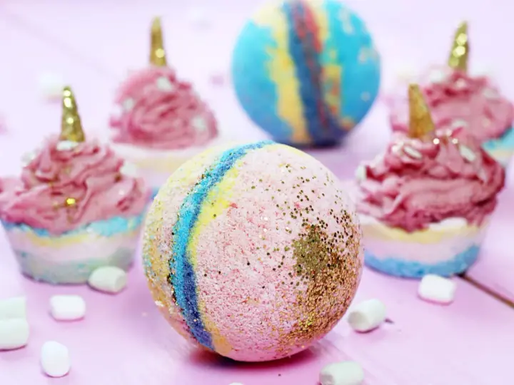 Bunte Badekugeln und Cupcake-ähnliche Kreationen mit Glitzer – perfekt, um badekugeln selber machen kinder Spaß zu machen.