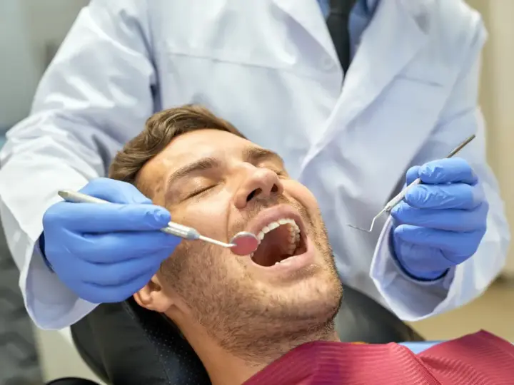 Ból dziąsła przy zębie? Natychmiastowa ulga i sygnały do dentysty