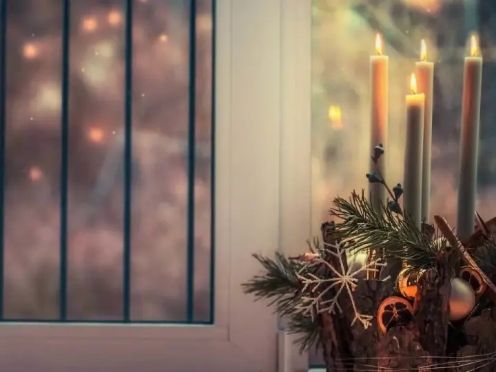 Four lit candles on an Advent wreath, ready for the 4th Sunday of Advent readings.