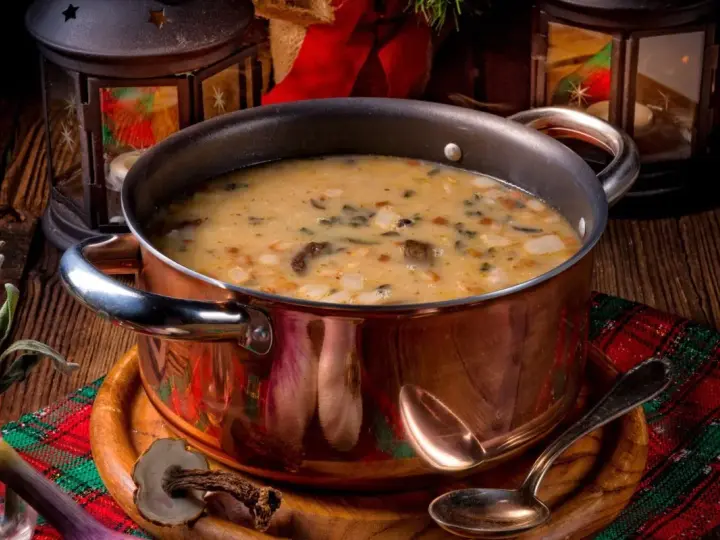 Aromaticzna zupa grzybowa na wigilię, pełna leśnych skarbów, gotowa do podania w miedzianym garnku.