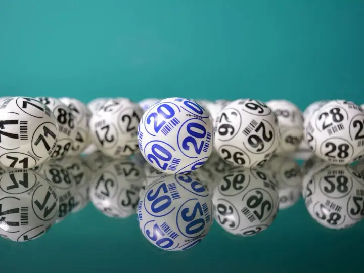 Bolas de lotería con números, listas para saber como hacer una rifa.