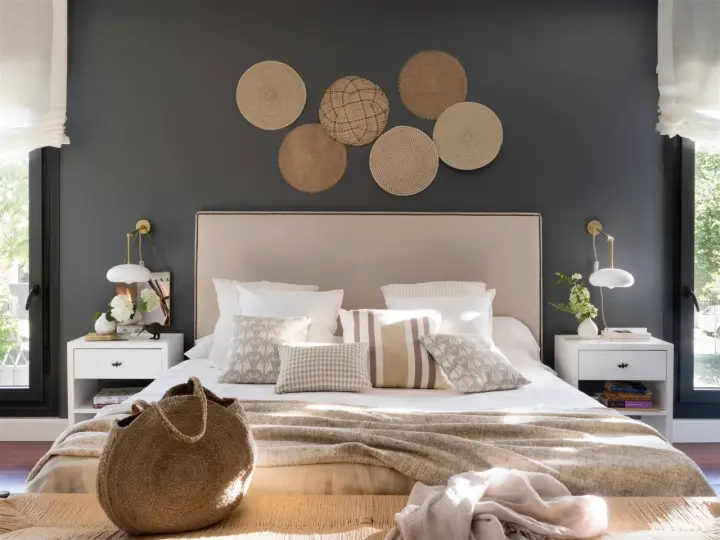 Ideas decorar pared cabecero cama matrimonio: seis discos de mimbre y yute crean un diseño orgánico sobre la pared gris.