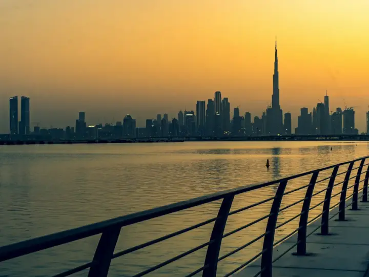 Zachód słońca nad Dubajem. Zjednoczone Emiraty Arabskie ciekawostki: najwyższy budynek świata, Burj Khalifa, góruje nad panoramą miasta.