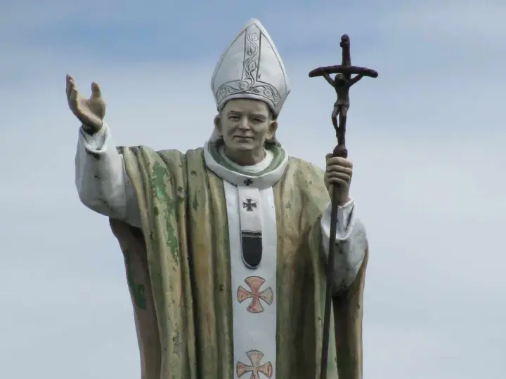 Pomnik Jana Pawła II z krzyżem. Zastanawiamy się, ile języków znał Jan Paweł II, który przemawiał do świata.