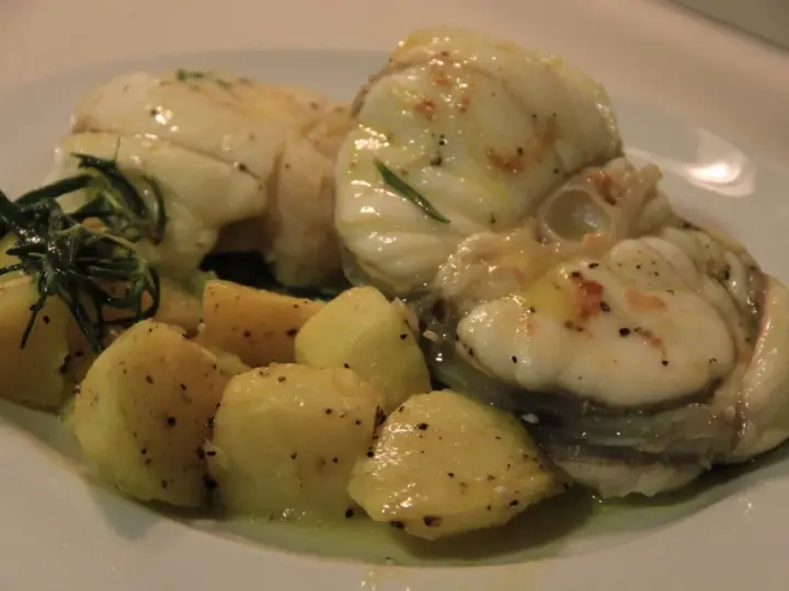 Rape a la plancha jugoso con patatas y romero. Un plato delicioso y saludable.