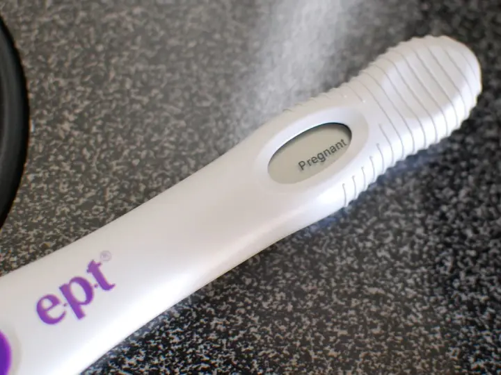 Test ciążowy ept pokazuje wynik "Pregnant". Czy przed okresem są dni płodne? To pytanie, na które odpowiedź może przynieść taki test.