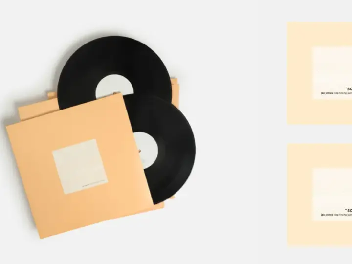 Dos discos de vinilo negros en fundas naranjas. El arte de portada muestra "-scape" y "jan jelinek loop-finding-jazz-records".