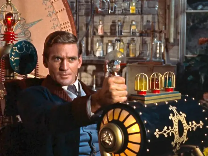 Un uomo con un'invenzione steampunk, un vero film primer per gli amanti della fantascienza.