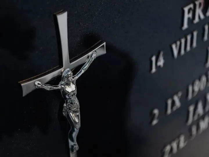Trwałe mocowanie krzyża do pomnika: Metody, kleje i porady