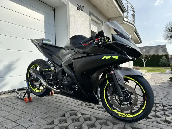 Czarny matowy motocykl Yamaha R3 z żółtymi akcentami. Poznaj jego yamaha r3 dane techniczne i poczuj moc!