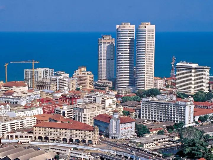 Panorama miasta Sri Lanka stolica, z nowoczesnymi wieżowcami i historyczną architekturą nad błękitnym oceanem.