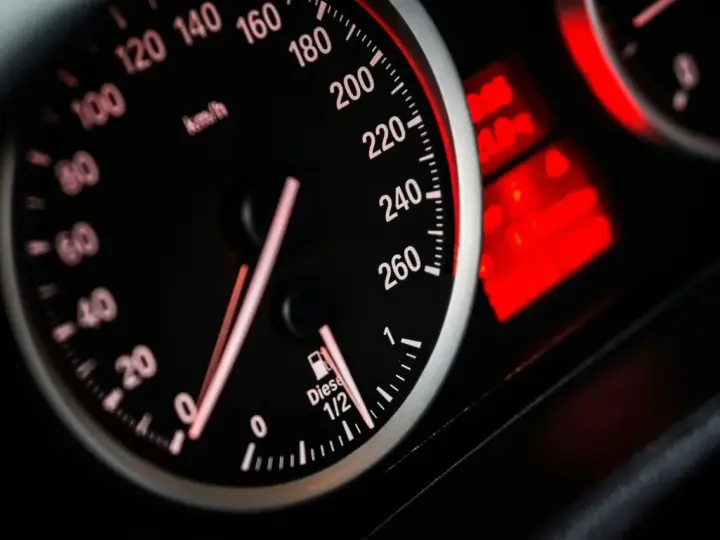 Kontrolka DTC P0500 Opel świeci się na desce rozdzielczej. Prędkościomierz pokazuje 0 km/h, a wskaźnik paliwa jest na 1/2.