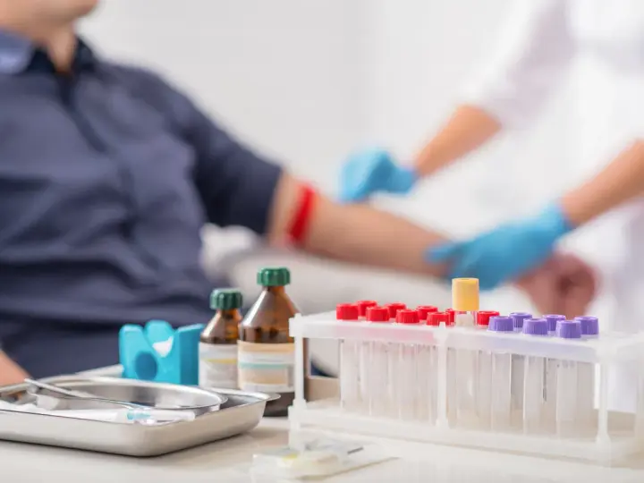 Pobieranie krwi w sobotę. Laboratoria pracują, by zapewnić ciągłość badań.