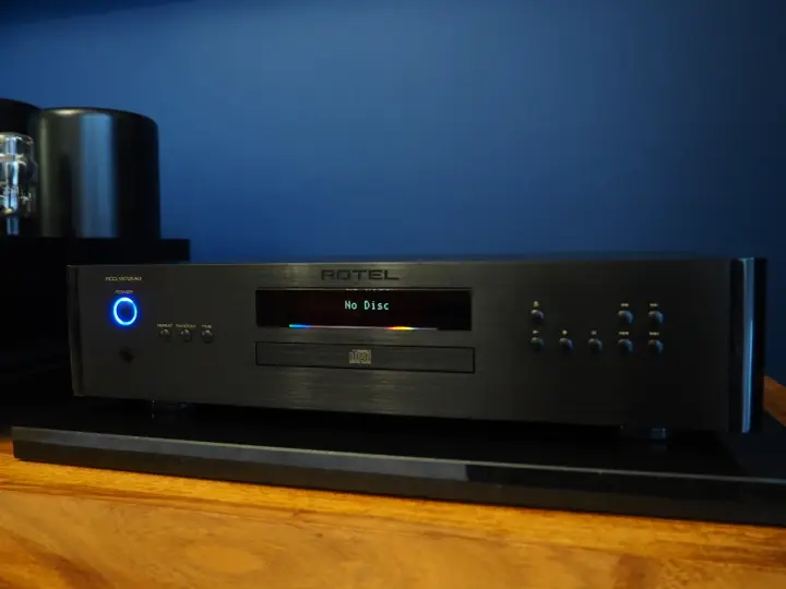 Elegancki odtwarzacz CD Rotel RCD-1572 MKII z podświetlanym na niebiesko przyciskiem zasilania i wyświetlaczem "No Disc".