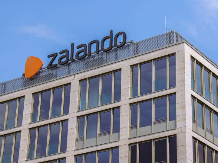 Edificio moderno con logo Zalando. Il fatturato dell'azienda è in crescita, riflettendo il successo del suo modello di business.
